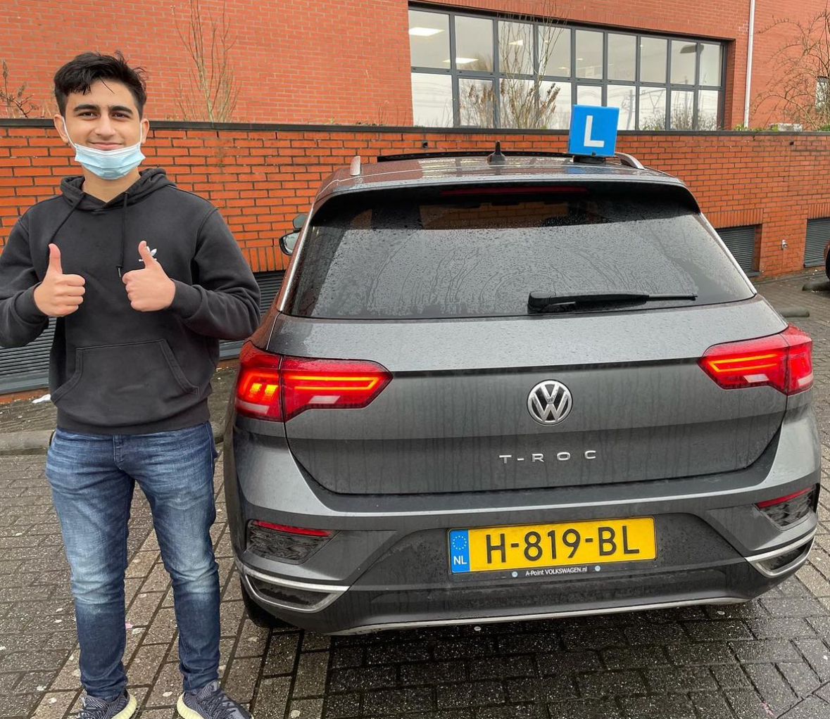 Foto van een geslaagde leerling / Photo of a successful student