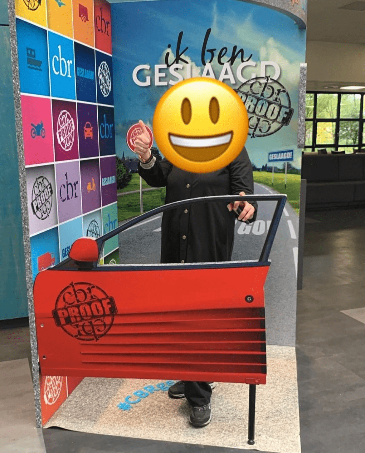 Foto van een geslaagde leerling waarin een instagram link is verwerkt. / Photo of a successful student in which an Instagram link has been incorporated.