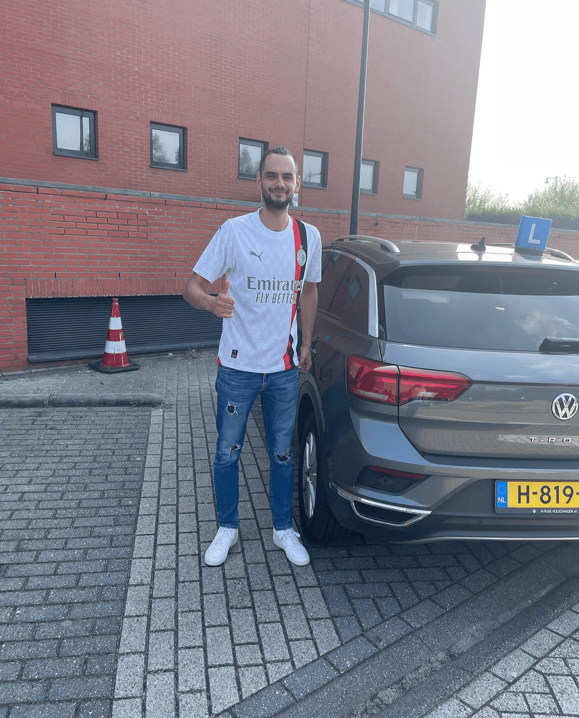 Foto van een geslaagde leerling waarin een instagram link is verwerkt. / Photo of a successful student in which an Instagram link has been incorporated.