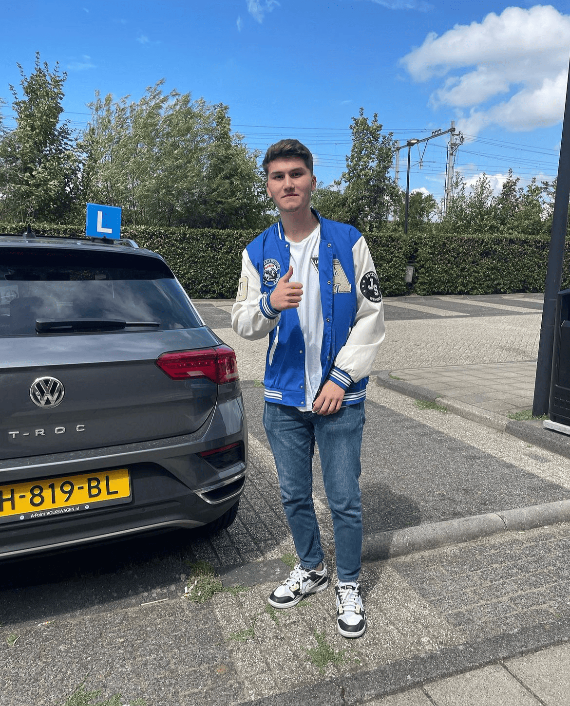 Foto van een geslaagde leerling waarin een instagram link is verwerkt. / Photo of a successful student in which an Instagram link has been incorporated.